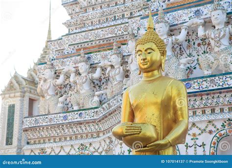  Wat Arun Ratchawararam Ratchawaramahawihan：魅惑の彩色と荘厳な仏像が織りなすタイの傑作！